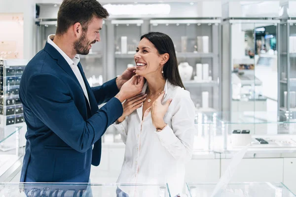 Bella Coppia Che Diverte Fare Shopping Gioielleria Moderna Giovane Donna — Foto Stock