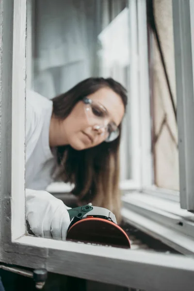 Mulher Bonita Diligente Meia Idade Útil Renovando Sua Antiga Casa — Fotografia de Stock