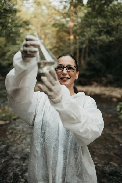 Bióloga Cientista Pesquisadora Traje Proteção Colhendo Amostras Água Rio Poluído — Fotografia de Stock