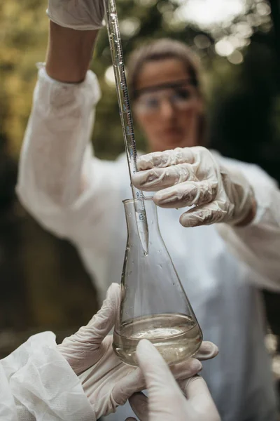 Cientistas Biólogos Investigadores Fatos Protecção Que Recolhem Amostras Água Rios — Fotografia de Stock