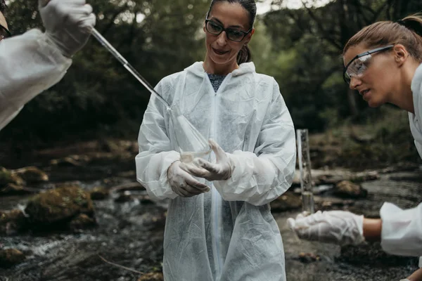 Cientistas Biólogos Investigadores Fatos Protecção Que Recolhem Amostras Água Rios — Fotografia de Stock