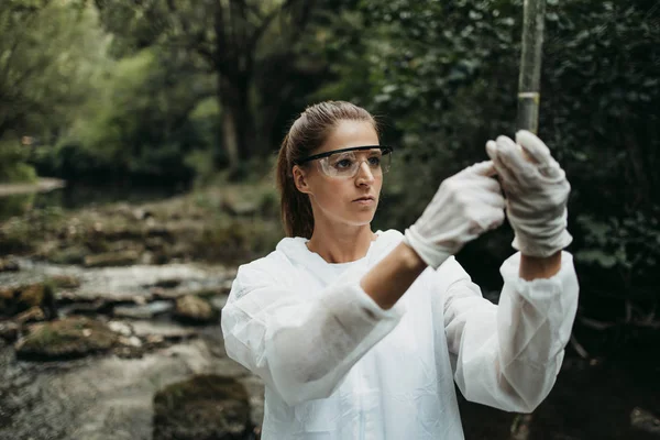 Bióloga Cientista Pesquisadora Traje Proteção Colhendo Amostras Água Rio Poluído — Fotografia de Stock