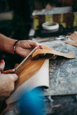 Dükkanındaki eski ayakkabıcıyı yakından çek. Ayakkabı yapma sürecinin geleneksel yolu.