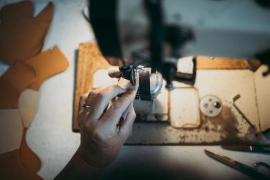 Dükkanındaki eski ayakkabıcıyı yakından çek. Ayakkabı yapma sürecinin geleneksel yolu.