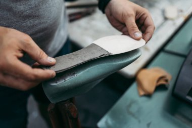 Dükkanındaki eski ayakkabıcıyı yakından çek. Ayakkabı yapma sürecinin geleneksel yolu.