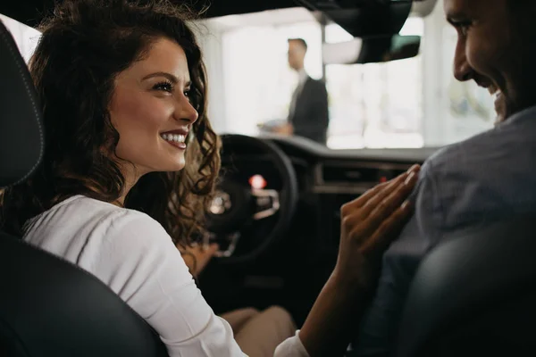 Feliz Pareja Mediana Edad Disfrutando Elegir Comprar Coche Nuevo Sala — Foto de Stock