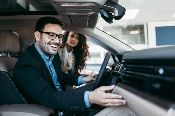 Glücklicher Geschäftsmann Mittleren Alters Der Neue Und Luxuriöse Autos Kauft — Stockfoto