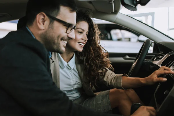 Feliz Pareja Mediana Edad Disfrutando Elegir Comprar Coche Nuevo Sala — Foto de Stock