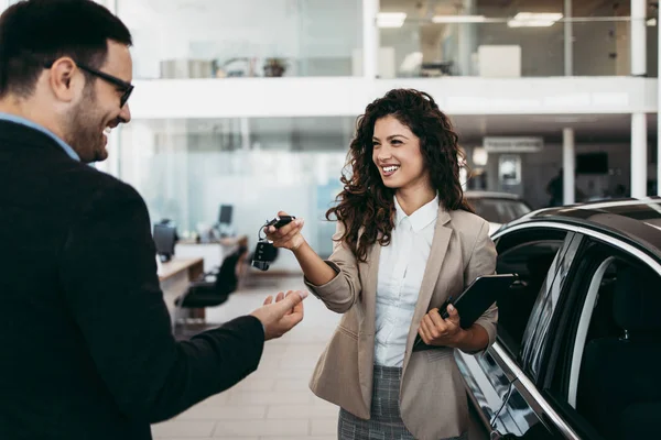 Feliz Hombre Negocios Mediana Edad Comprando Coche Nuevo Lujo Hermosa —  Fotos de Stock