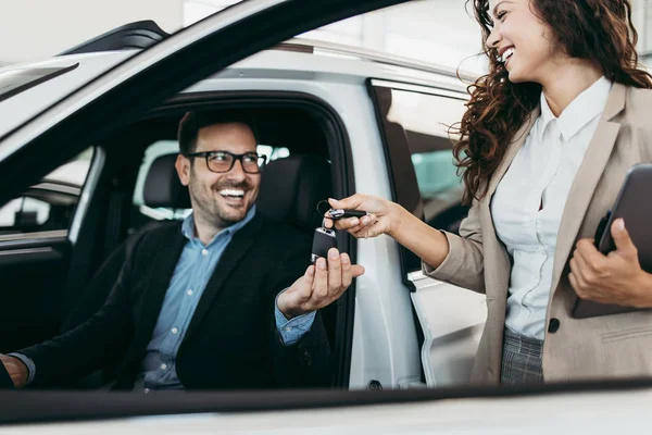 Empresário Feliz Meia Idade Comprando Carro Novo Luxo Bonito Negociante — Fotografia de Stock