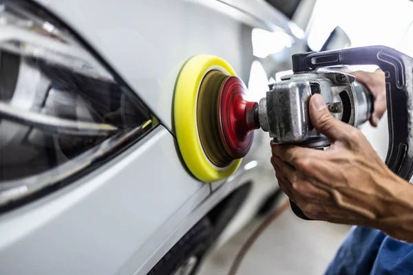 Samochód Szczegółowo Ręce Orbitalnym Polerka Auto Repair Shop Zamknij Strzał — Zdjęcie stockowe