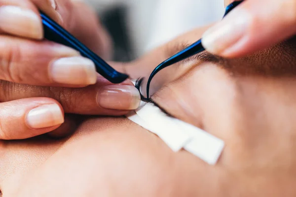 Hermosa Mujer Mediana Edad Procedimiento Extensión Pestañas Cosméticos Cuidado Corporal — Foto de Stock