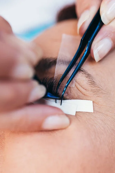 Hermosa Mujer Mediana Edad Procedimiento Extensión Pestañas Cosméticos Cuidado Corporal — Foto de Stock