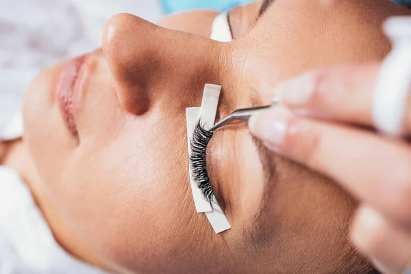 Hermosa Mujer Mediana Edad Procedimiento Extensión Pestañas Cosméticos Cuidado Corporal — Foto de Stock