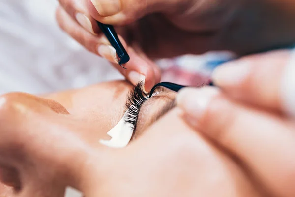 Hermosa Mujer Mediana Edad Procedimiento Extensión Pestañas Cosméticos Cuidado Corporal — Foto de Stock