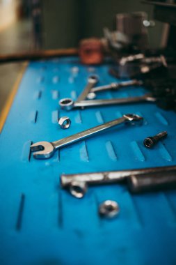 Grunge mavi metal arka plan üzerinde profesyonel endüstri araçlarının yakın çekim. Tasarıma uygun endüstriyel detaylar.