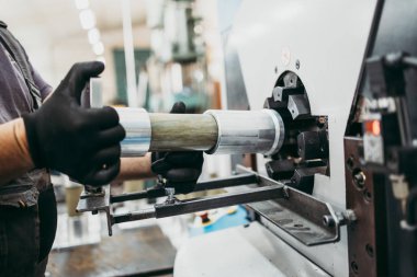 El işçisi ellerinin yakın çekimi. Elektrikli konutve dalgalanma arresters endüstriyel üretim için fabrika.