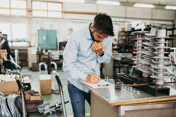 Empresario Mediana Edad Haciendo Control Calidad Producción Industria Fábrica Para —  Fotos de Stock