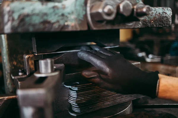 Nahaufnahme Von Hand Arbeitenden Händen Fabrik Für Industrielle Produktion Von — Stockfoto