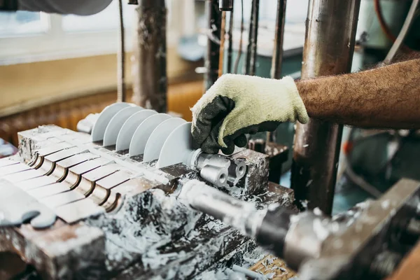 Close Shot Van Handmatige Werknemers Handen Fabriek Voor Industriële Productie — Stockfoto