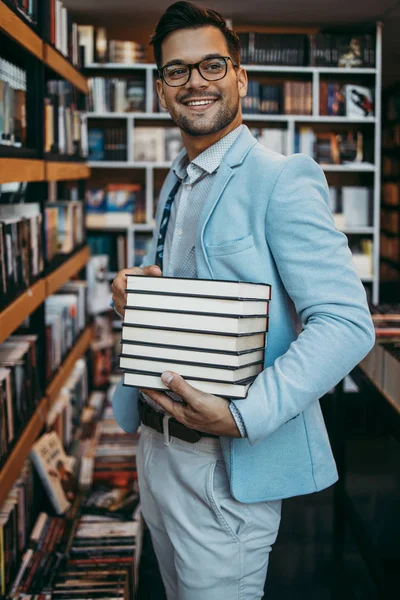 Middelbare Leeftijd Man Kiezen Lezen Van Boeken Moderne Boekhandel — Stockfoto