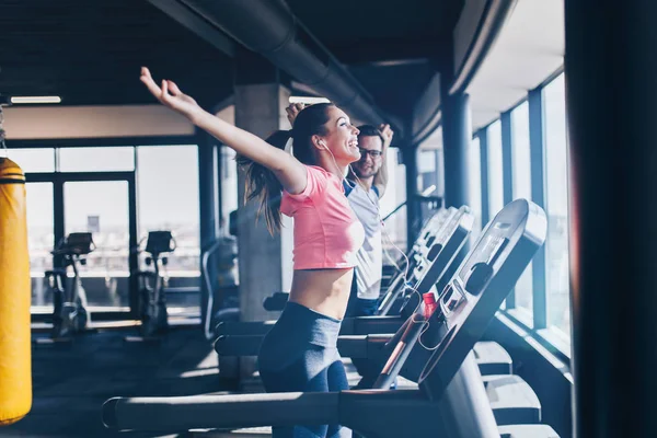 Pemuda Fit Pria Dan Wanita Berjalan Treadmill Modern Fitness Gym — Stok Foto