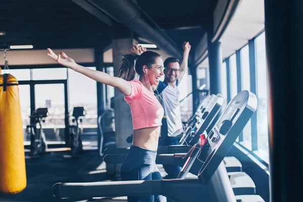 Hombre Mujer Forma Joven Corriendo Cinta Correr Gimnasio Moderno — Foto de Stock