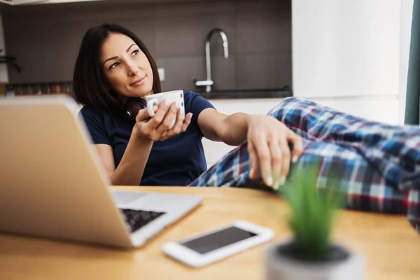 Attraente Felice Mezza Età Donna Freelance Sta Lavorando Sorridendo Casa — Foto Stock