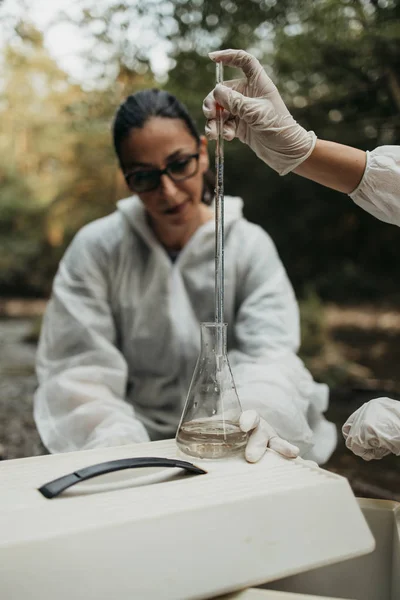 Científicos Biólogos Investigadores Trajes Protección Que Toman Muestras Agua Ríos —  Fotos de Stock