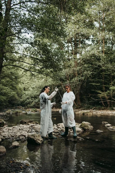 Scienziati Biologi Ricercatori Tute Protettive Che Prelevano Campioni Acqua Fiumi — Foto Stock