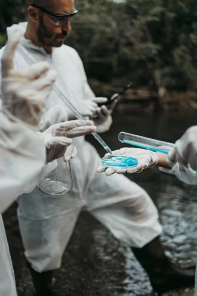 Cientistas Biólogos Investigadores Fatos Protecção Que Recolhem Amostras Água Rios — Fotografia de Stock