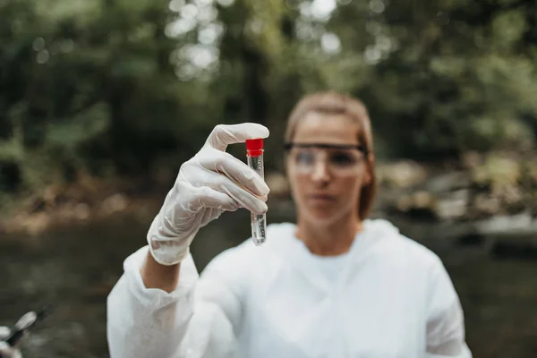 Bióloga Científica Investigadora Traje Protección Que Toma Muestras Agua Del —  Fotos de Stock