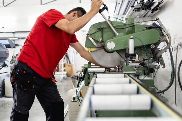 Manual Worker Cutting Aluminum Pvc Profiles Manufacturing Jobs Selective Focus — Stock Photo, Image