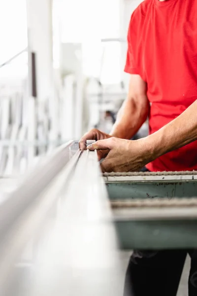 Operaio Manuale Che Monta Porte Finestre Pvc Produzione Posti Lavoro — Foto Stock