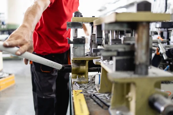 Handarbeider Snijden Aluminium Pvc Profielen Productiebanen Selectieve Focus Fabriek Voor — Stockfoto