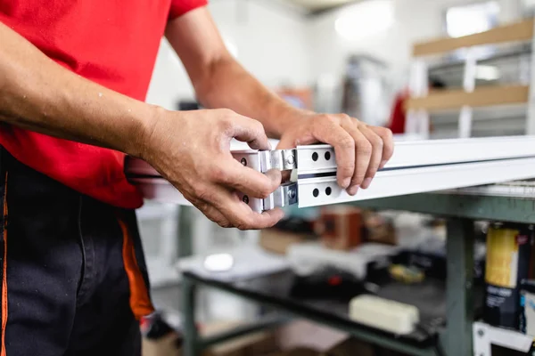 Operaio Manuale Che Monta Porte Finestre Pvc Produzione Posti Lavoro — Foto Stock