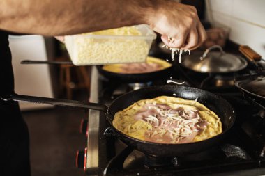 Profesyonel aşçı restoran mutfağında çalışıyor ve lezzetli geleneksel yemekler yapıyor..