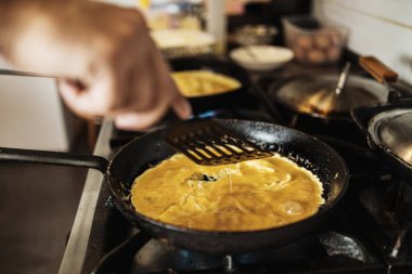 Profesyonel aşçı restoran mutfağında çalışıyor ve lezzetli geleneksel yemekler yapıyor..
