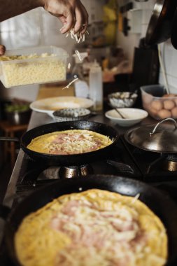Profesyonel aşçı restoran mutfağında çalışıyor ve lezzetli geleneksel yemekler yapıyor..