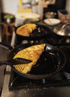 Profesyonel aşçı restoran mutfağında çalışıyor ve lezzetli geleneksel yemekler yapıyor..