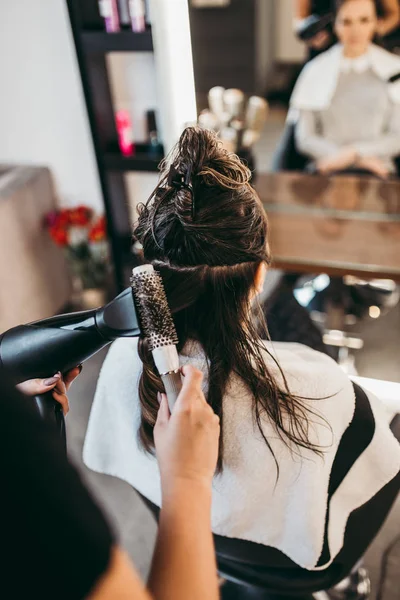 Beautiful Brunette Woman Long Hair Beauty Salon Getting Hair Blowing — Stock Photo, Image