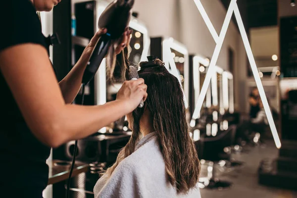 Hermosa Mujer Morena Con Pelo Largo Salón Belleza Conseguir Pelo —  Fotos de Stock