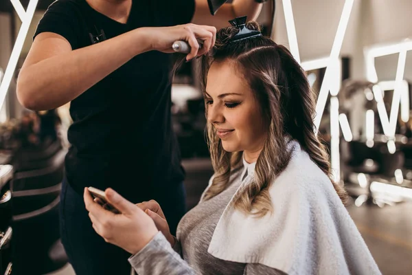 Hermosa Mujer Con Pelo Largo Salón Belleza Utilizando Teléfono Inteligente —  Fotos de Stock