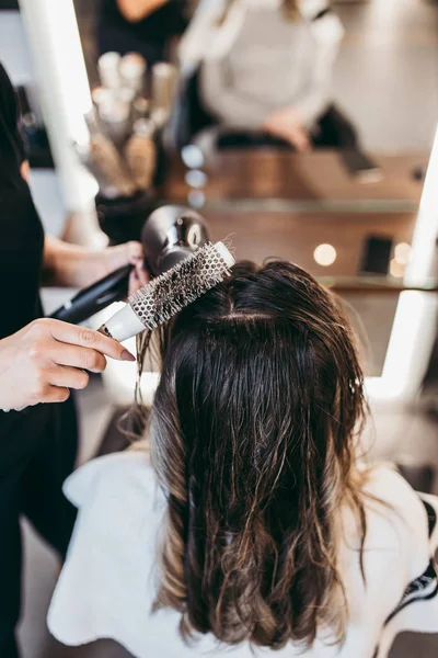 Beautiful Brunette Woman Long Hair Beauty Salon Getting Hair Blowing — Stock Photo, Image