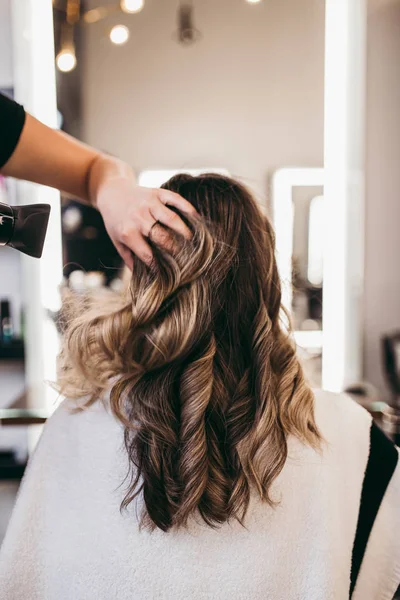 Schöne Brünette Frau Mit Langen Haaren Schönheitssalon Bekommt Ein Haar — Stockfoto