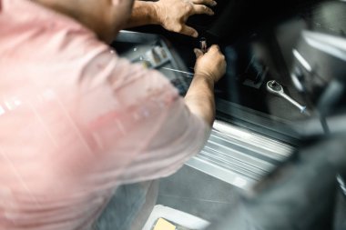 Araba yıkama işçisi, ıslak temizlik aracı, iç mekan ve koltuklar.