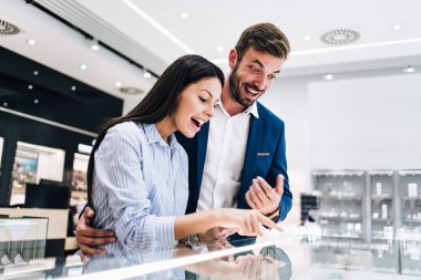 Modern kuyumcuda alışveriş yapan güzel bir çift.. 