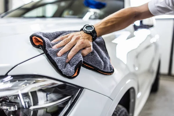 Homem Limpando Carro Com Pano Microfibra Carro Detalhando Valeting Conceito — Fotografia de Stock