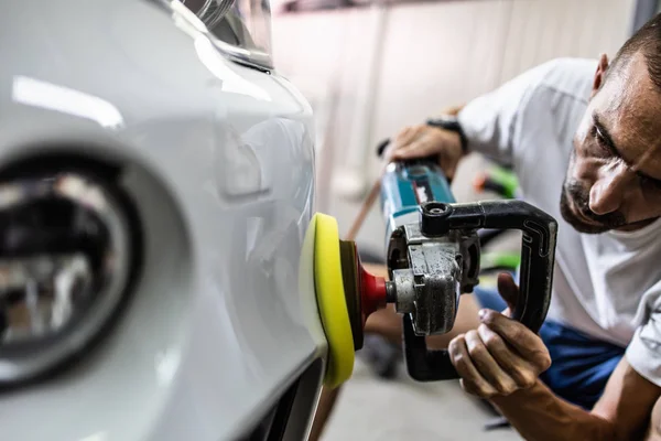 Auto Detaillering Handen Met Baanpolijstmachine Auto Reparatiewerkplaats Selectieve Focus — Stockfoto