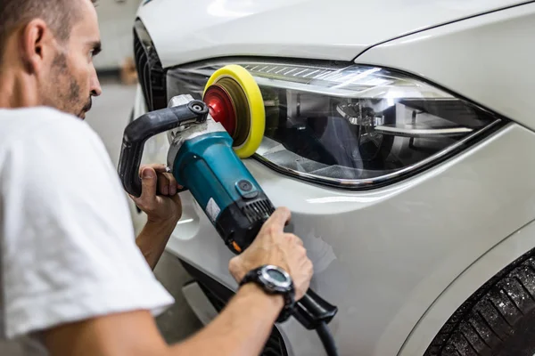 Auto Detaillering Handen Met Baanpolijstmachine Auto Reparatiewerkplaats Selectieve Focus — Stockfoto